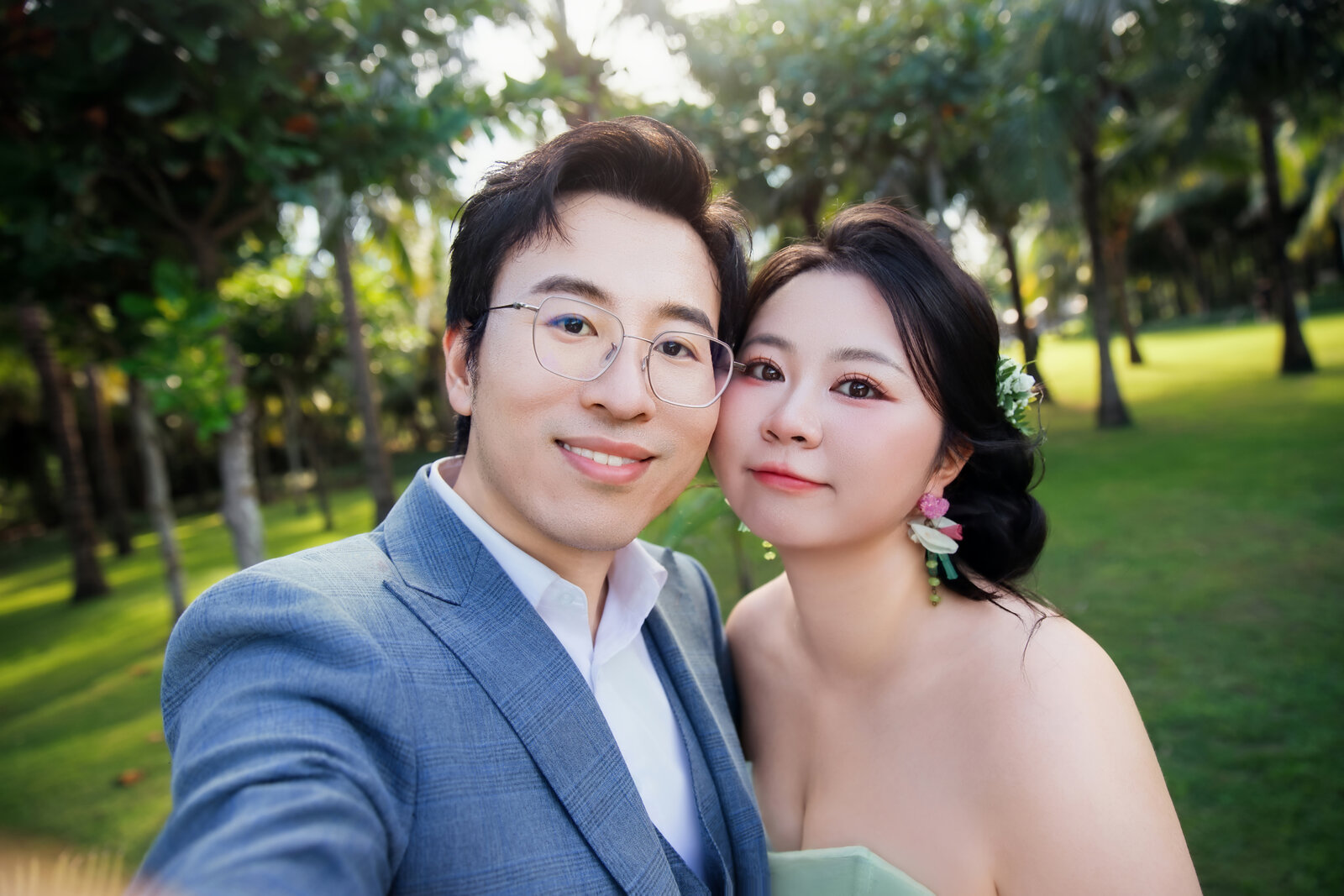 新人在绿意环绕的草坪上亲密自拍